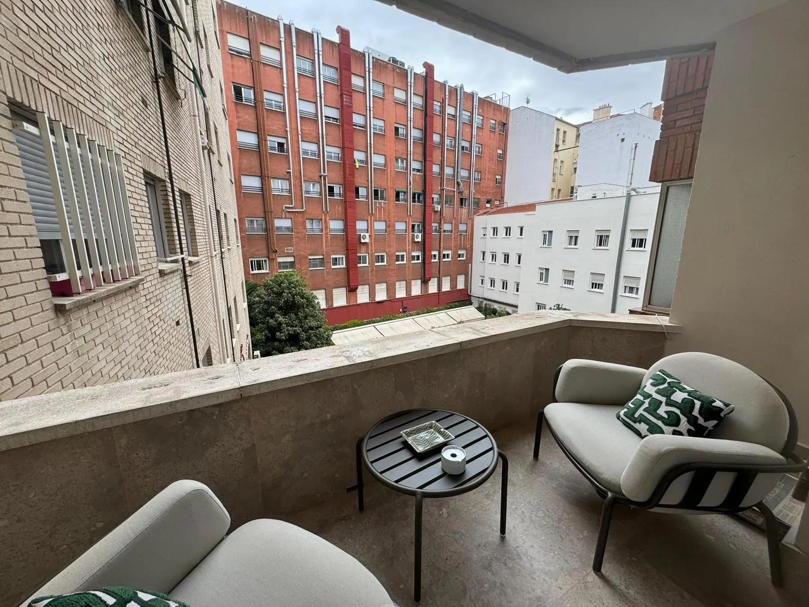 Piso reformado con terraza y garaje en Trafalgar